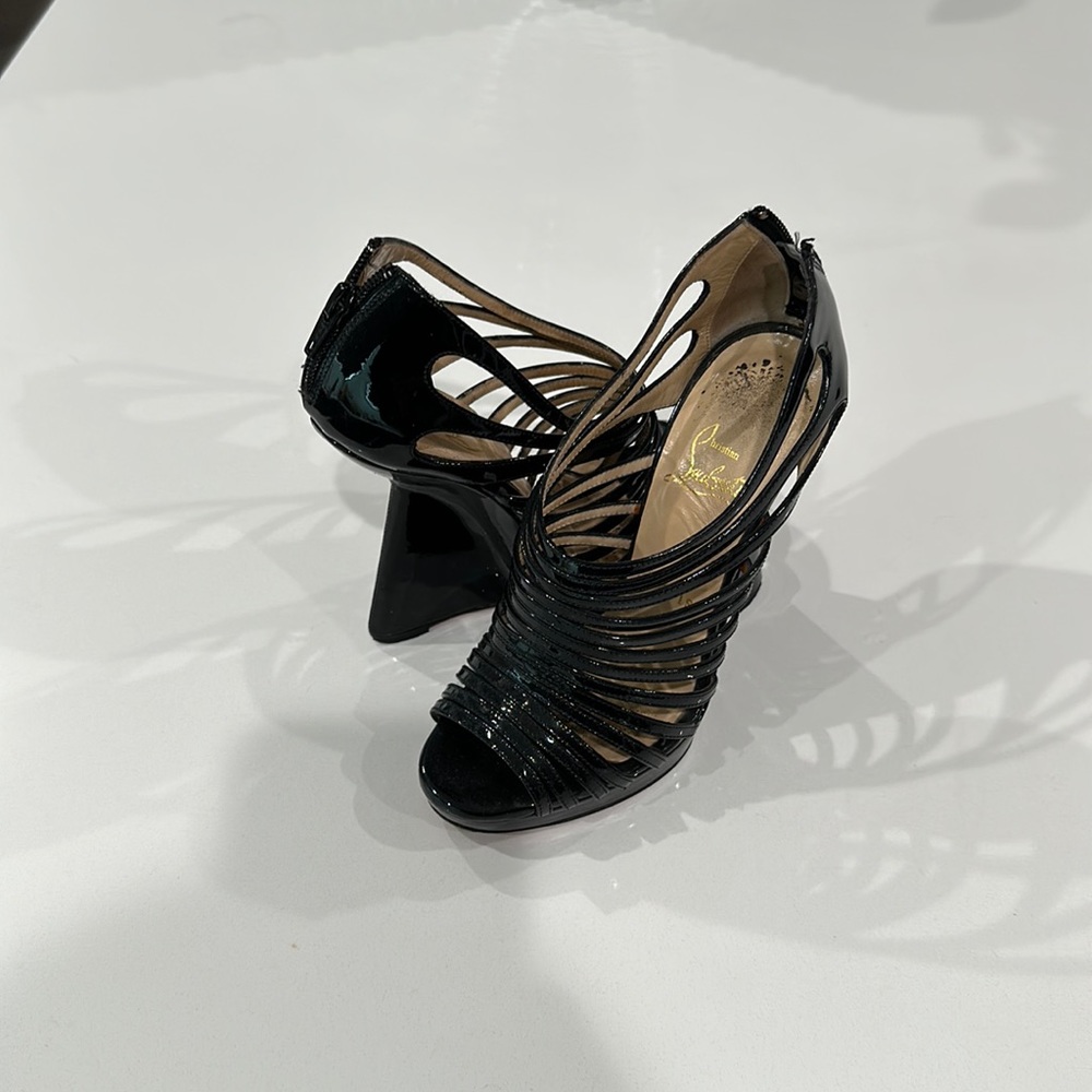 CHRISTIAN LOUBOUTIN BLACK PATENT HEELS SIZE 36